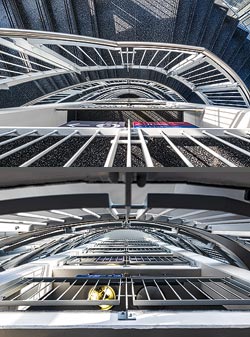 Stiegenhaus/Treppenhaus im Mietwagenzentrum am Flughafen Düsseldorf, Deutschland