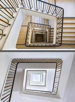 Stiegenhaus/Treppenhaus im Tiroler Landtag in Innsbruck, Österreich