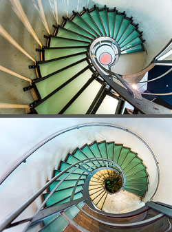 Stiegenhaus/Treppenhaus in der Buchhandlung Arnold Busck in Kopenhagen, Dänemark