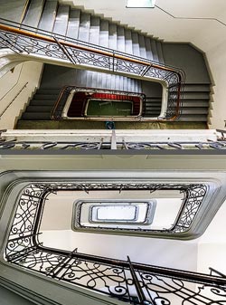 Stiegenhaus/Treppenhaus in der Städtischen Riemerschmid-Wirtschaftsschule in München, Deutschland