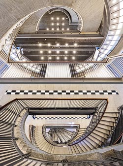 Stiegenhaus/Treppenhaus im Einkaufszentrum Stary Browar in Posen, Polen