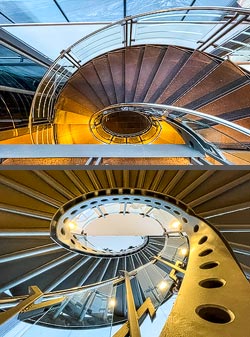 Stiegenhaus/Treppenhaus am Flughafen Arlanda in Stockholm, Schweden