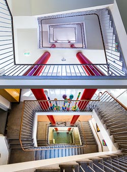 Stiegenhaus/Treppenhaus in einem Wohnhaus in Wien, Österreich