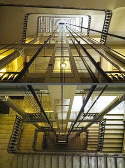 Stiegenhaus/Treppenhaus in einem Wohnhaus in Wien, Österreich