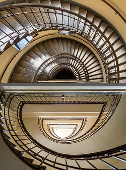 Stiegenhaus/Treppenhaus in einem Wohnhaus in Wien, Österreich