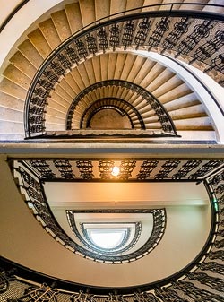 Stiegenhaus/Treppenhaus in einem Wohnhaus in Wien, Österreich