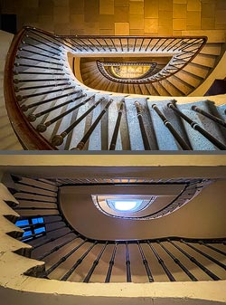 Stiegenhaus/Treppenhaus in einem Wohnhaus in Wien, Österreich