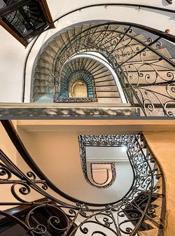 Stiegenhaus/Treppenhaus in einem Wohnhaus in Wien, Österreich