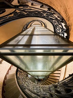 Stiegenhaus/Treppenhaus in einem Wohnhaus in Wien, Österreich