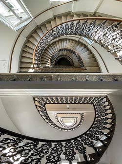 Stiegenhaus/Treppenhaus in einem Wohnhaus in Wien, Österreich