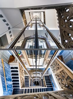 Stiegenhaus/Treppenhaus in einem Wohnhaus in Wien, Österreich