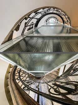 Stiegenhaus/Treppenhaus in einem Wohnhaus in Wien, Österreich