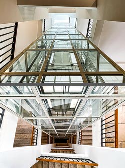 Stiegenhaus/Treppenhaus in einem Wohnhaus in Wien, Österreich