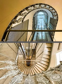 Stiegenhaus/Treppenhaus in einem Wohnhaus in Wien, Österreich