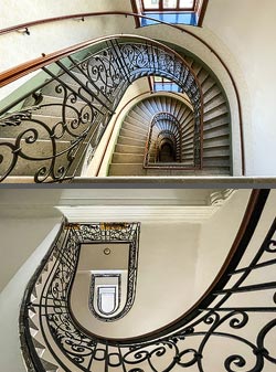 Stiegenhaus/Treppenhaus in einem Wohnhaus in Wien, Österreich