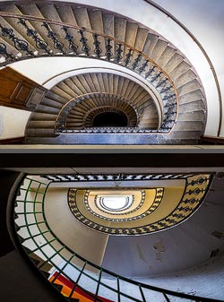 Stiegenhaus/Treppenhaus in einem Wohnhaus in Wien, Österreich