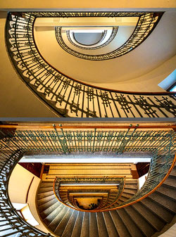 Stiegenhaus/Treppenhaus im Majolikahaus von Otto Wagner in Wien, Österreich