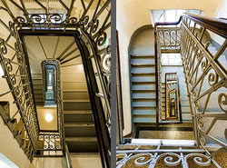 Stiegenhaus/Treppenhaus in einem Gebäude der TU Wien, Österreich