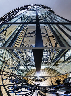 Stiegenhaus/Treppenhaus in einem Wohnhaus von Otto Wagner in Wien, Österreich