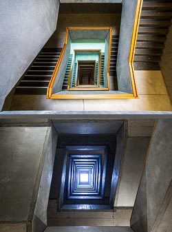 Stiegenhaus/Treppenhaus in der 
Zürcher Hochschule der Künste (ZHdK) in Zürich, Schweiz