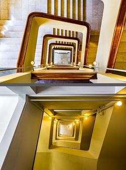 Stiegenhaus/Treppenhaus im Bürogebäude Sihlporte in Zürich, Schweiz